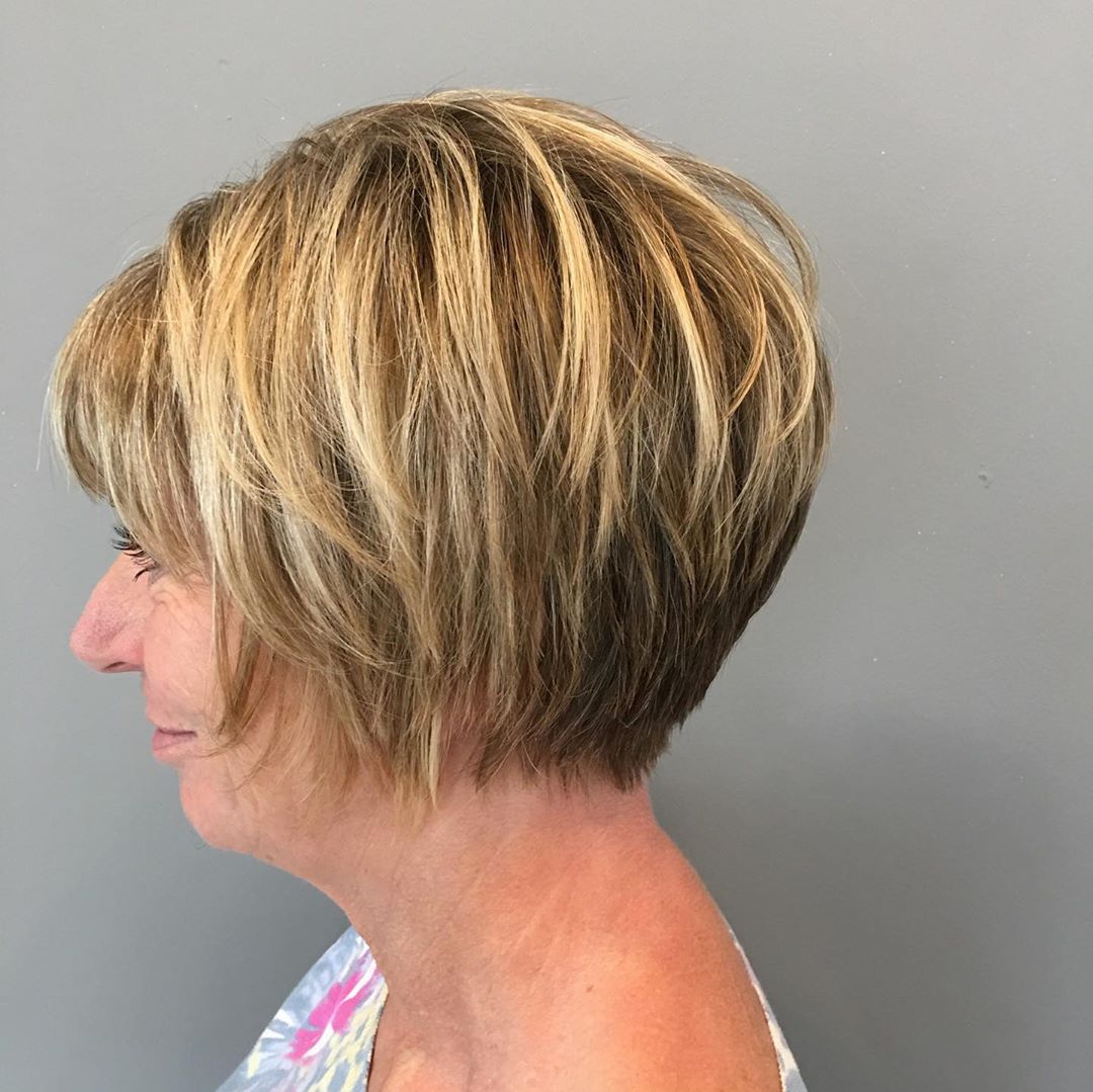 coupe blonde pour femme de 50 ans et plus aux cheveux épais