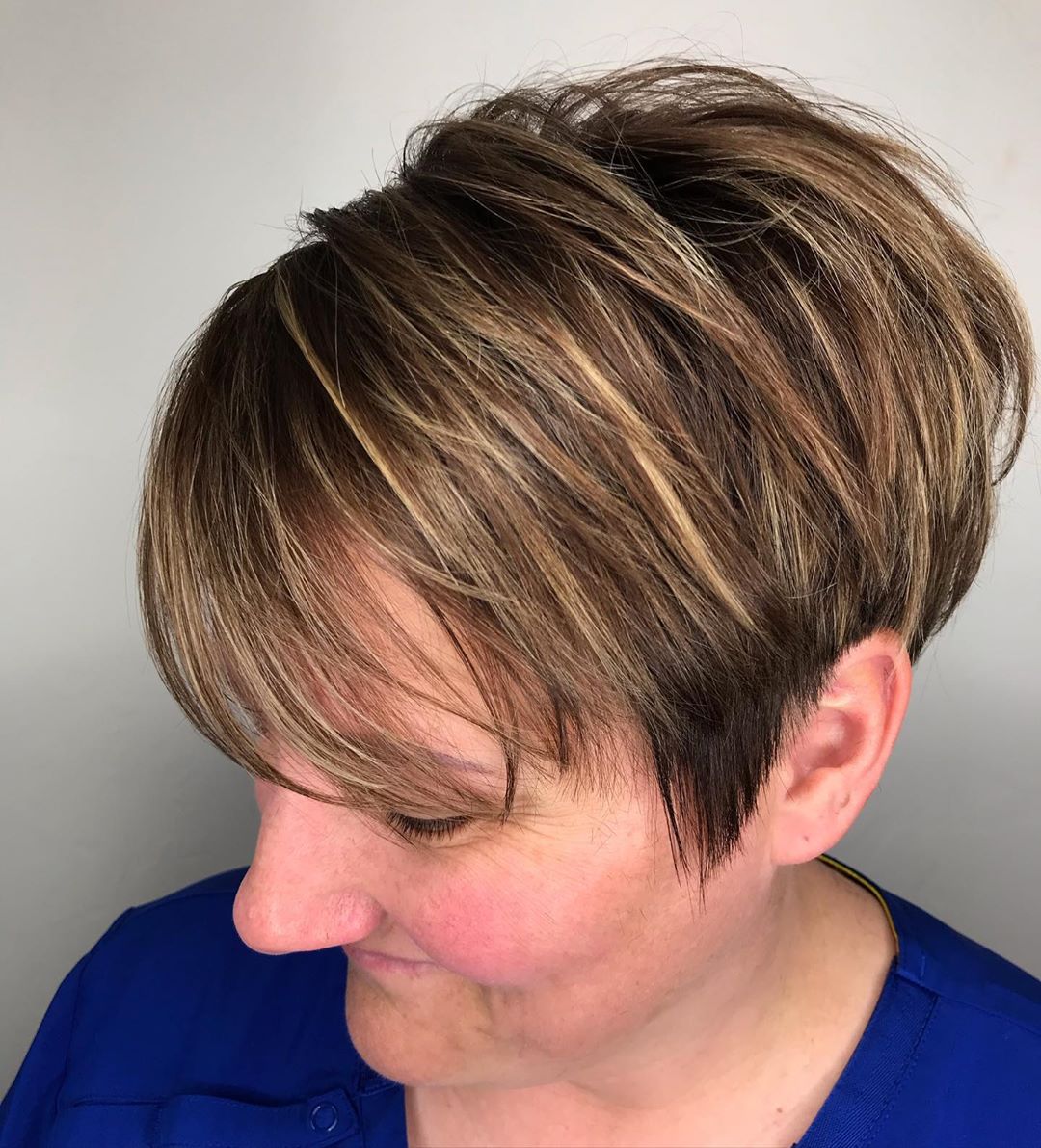 Pixie choppy pour une femme de 50 ans aux cheveux épais