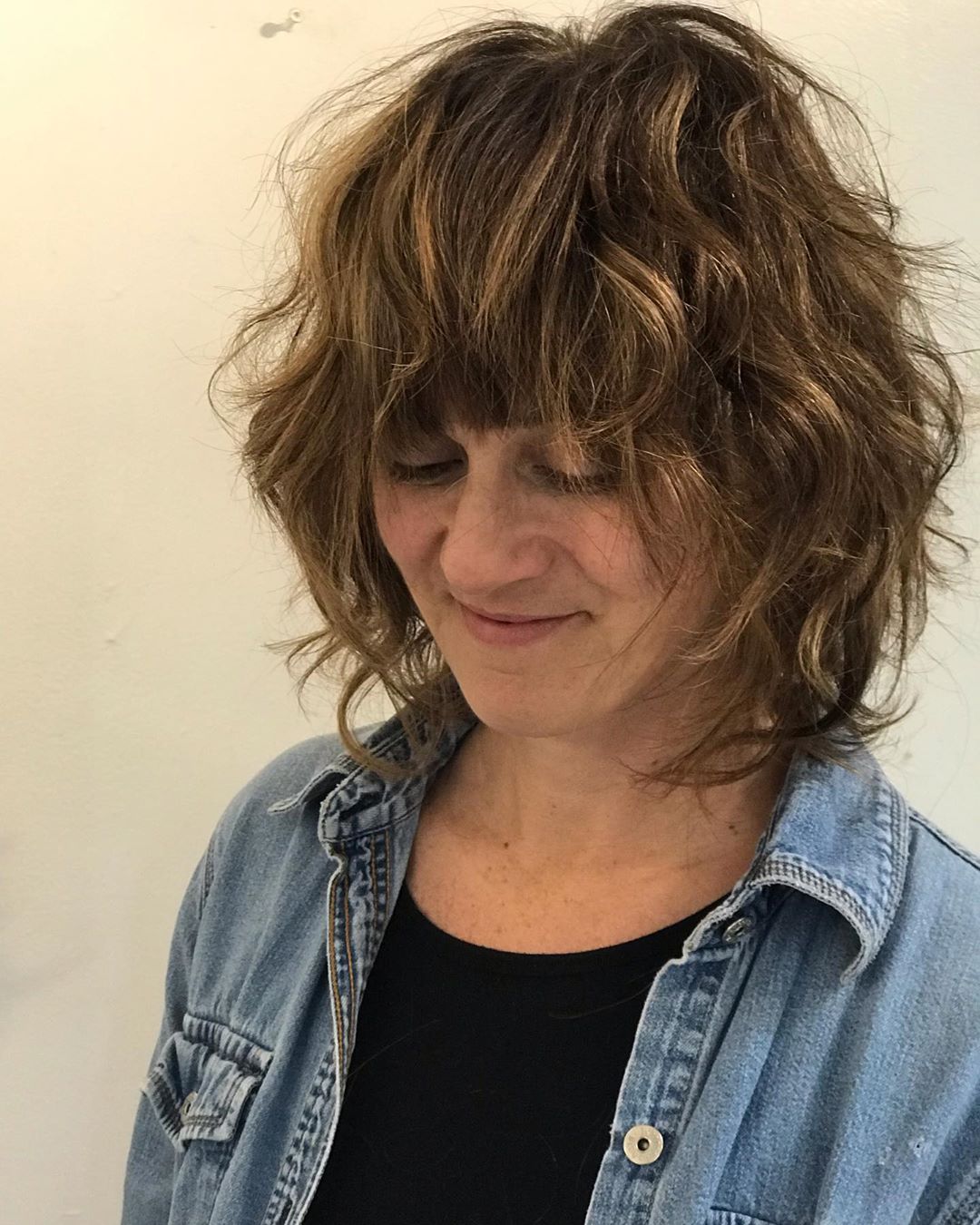Ondes de plage désordonnées pour les femmes de 50 ans aux cheveux épais.