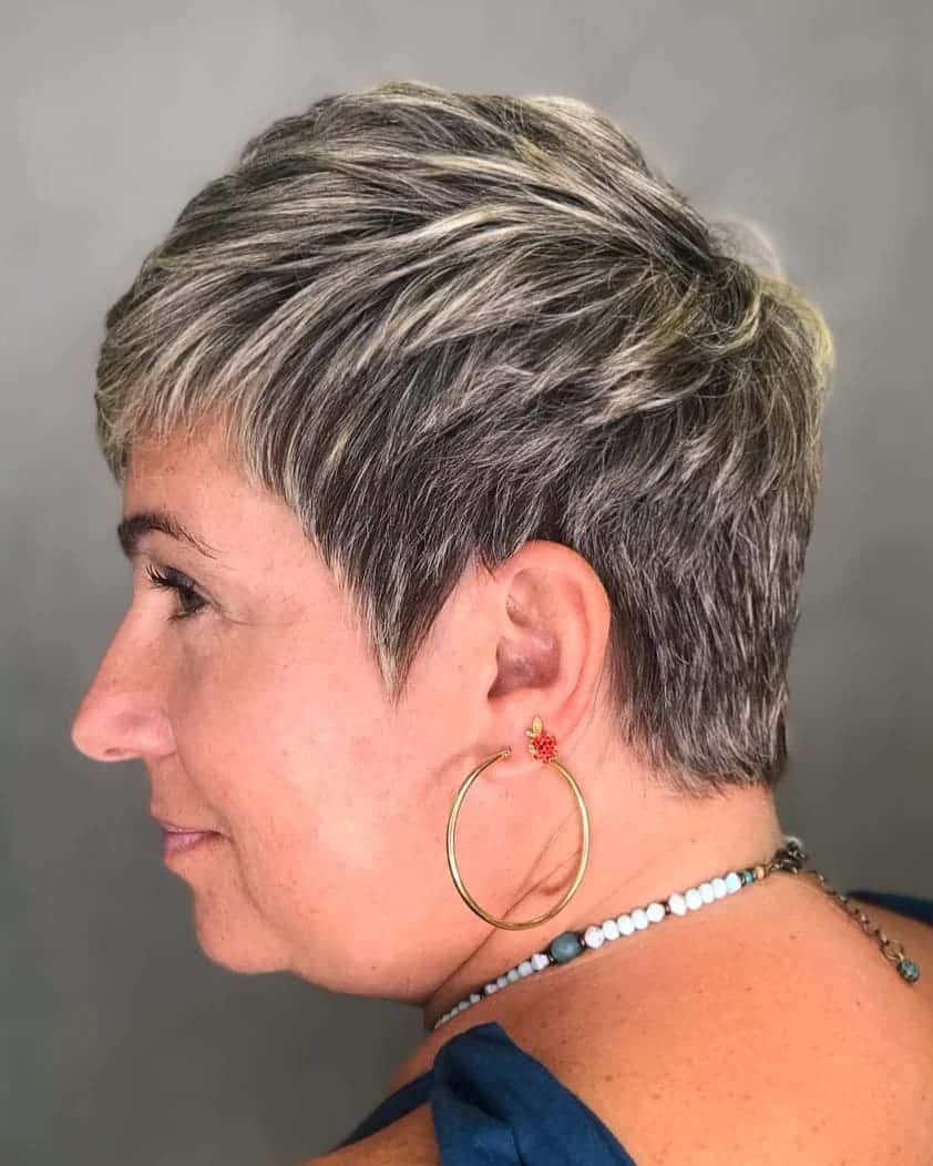 Pixie gris avec sous-coupe pour femme de 50 ans avec cheveux épais.