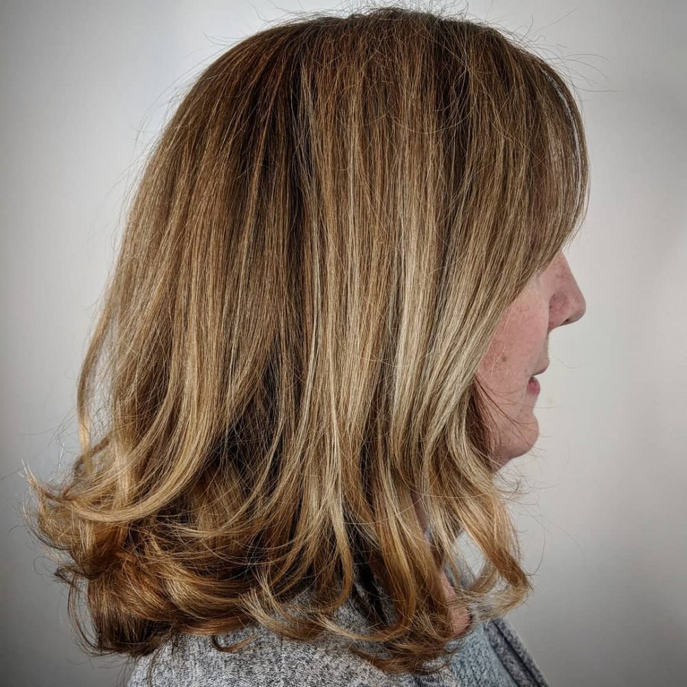 Lob à plumes pour les femmes de 50 ans et plus aux cheveux épais