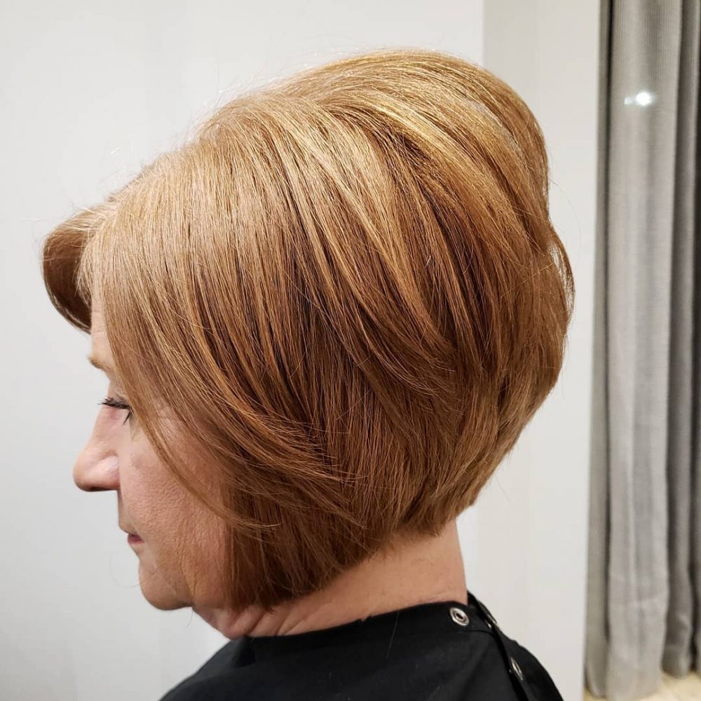 cheveux courts dégradés pour les femmes de plus de 50 ans
