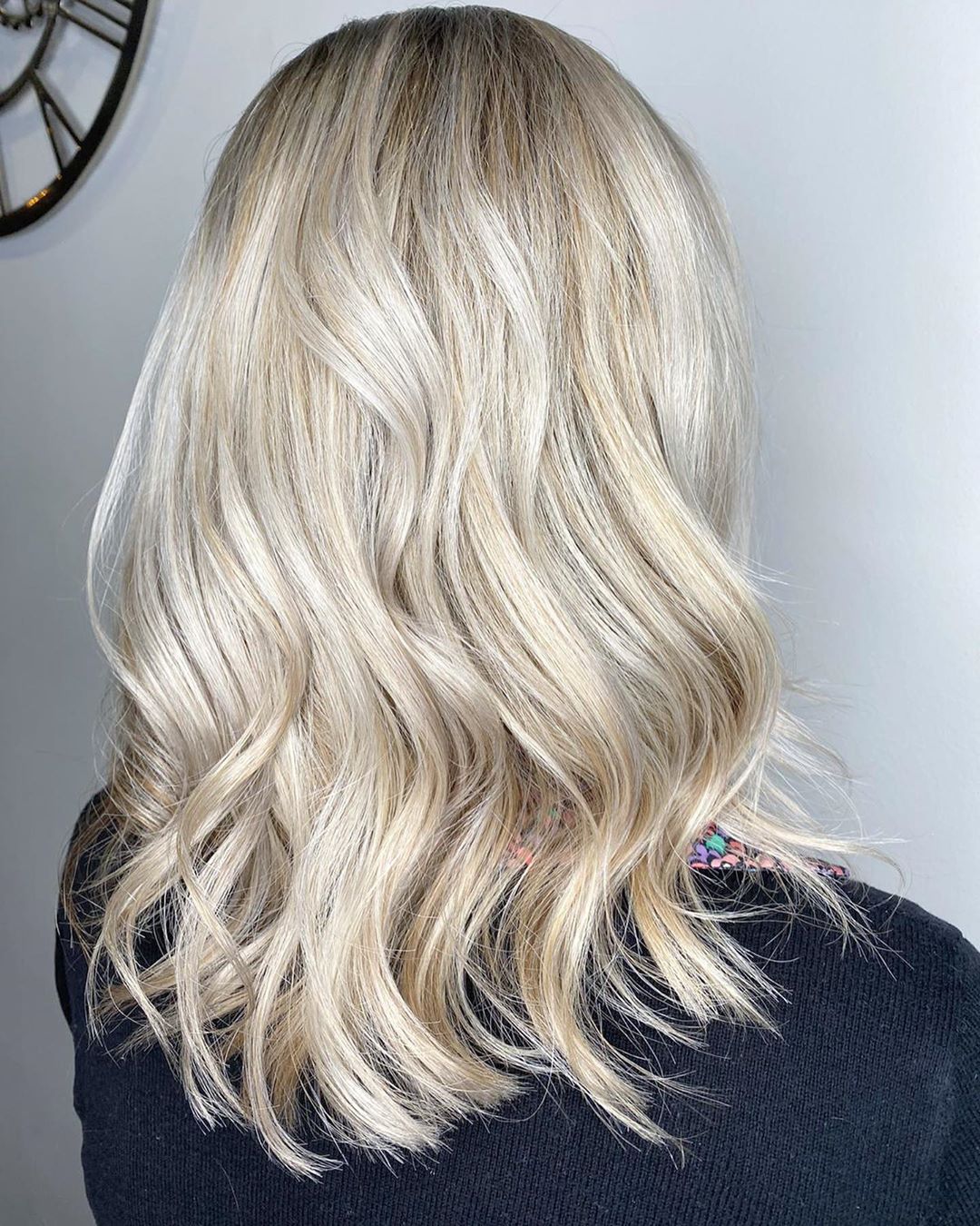 Blond cendré clair sur cheveux décolorés