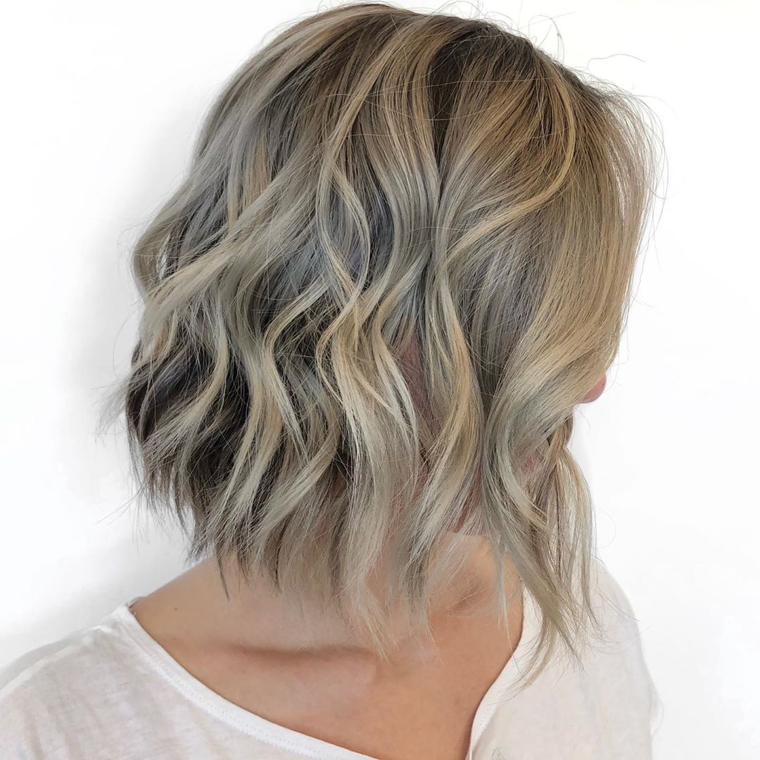 Blond cendré clair sur cheveux courts