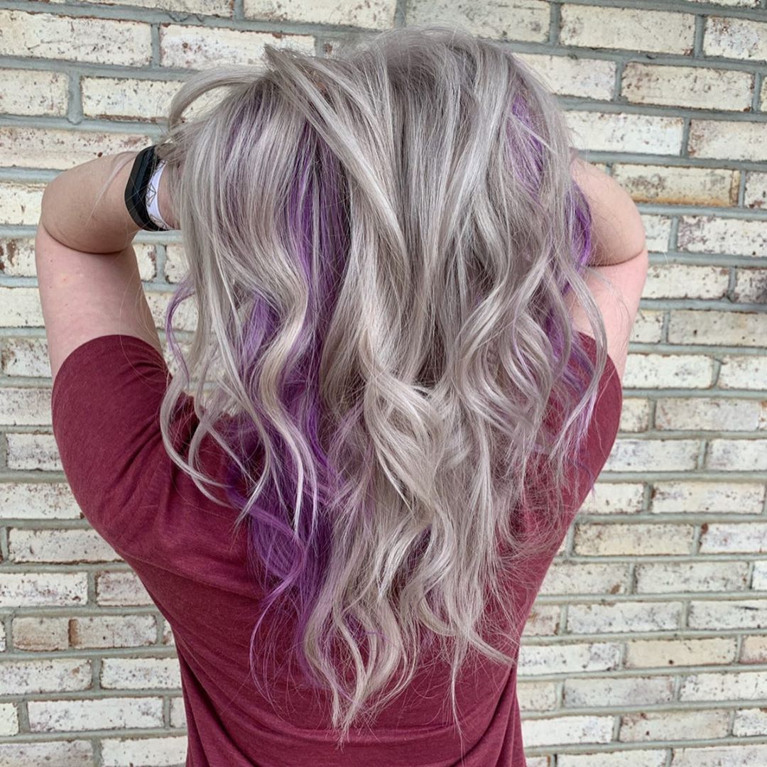 cheveux blond cendré clair et violet