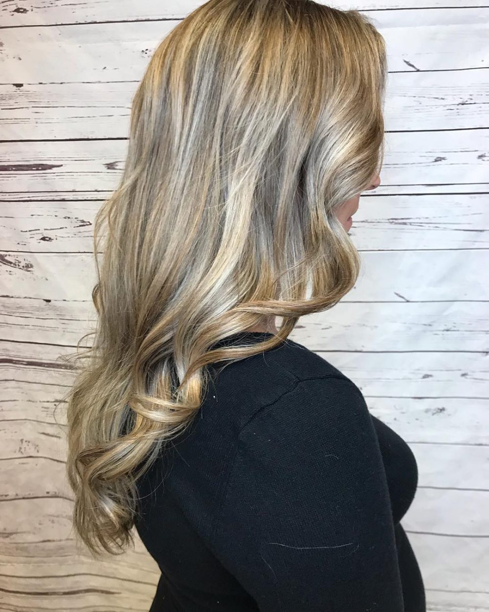 cheveux châtain clair avec des mèches blond cendré