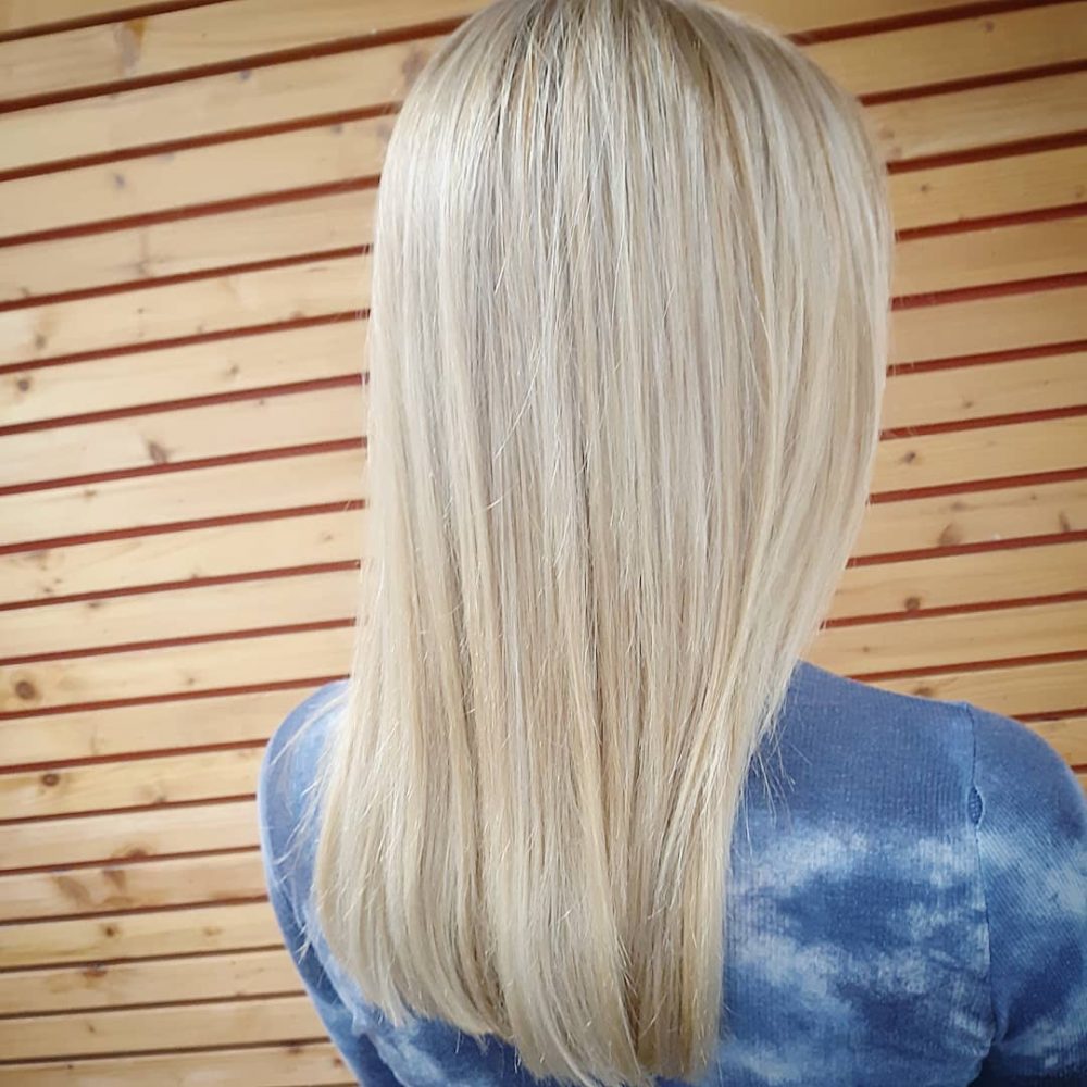 cheveux blond cendré très clair