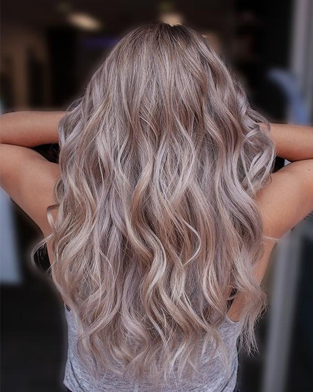 Brun cendré clair sur cheveux blonds