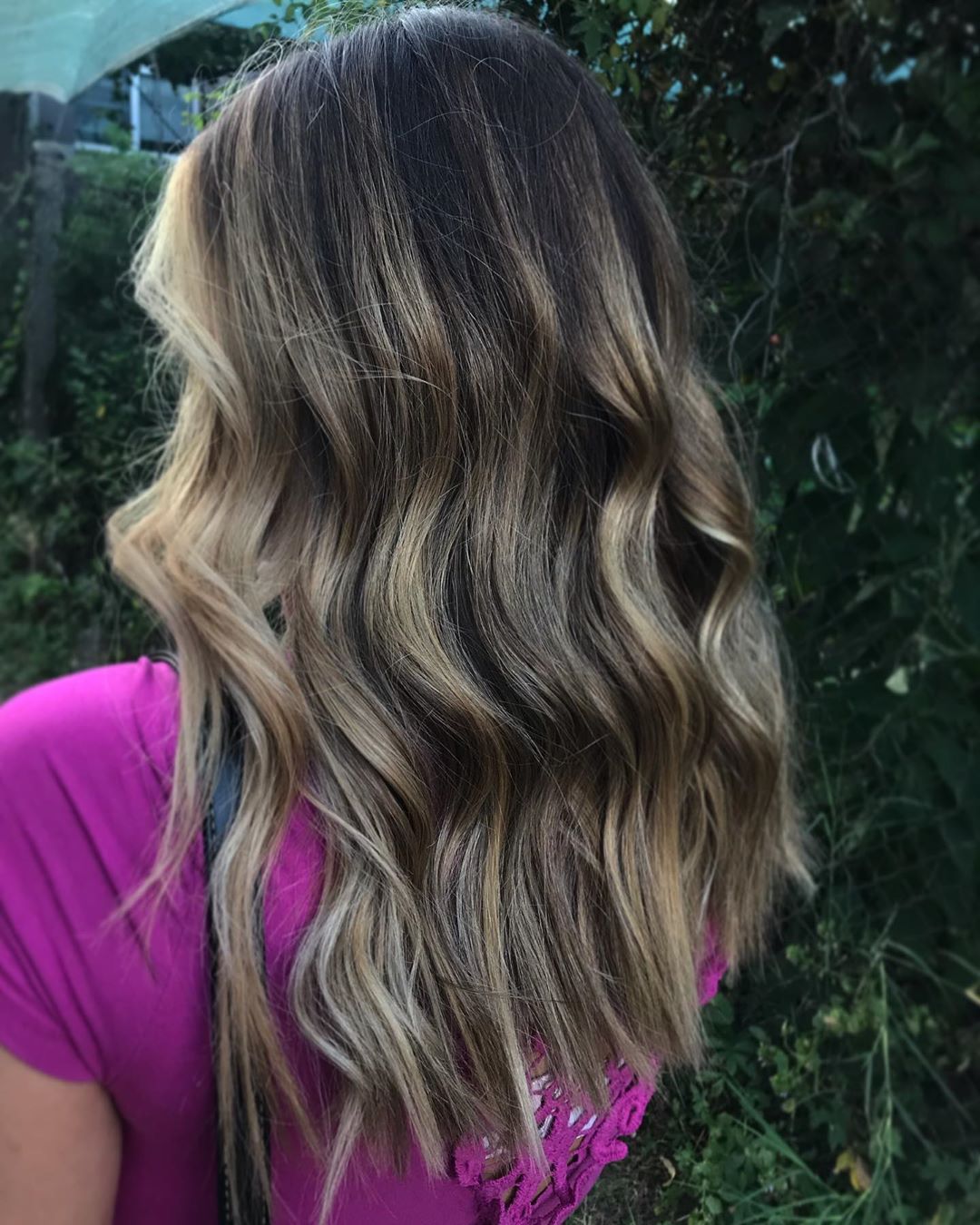 blond cendré clair sur cheveux noirs