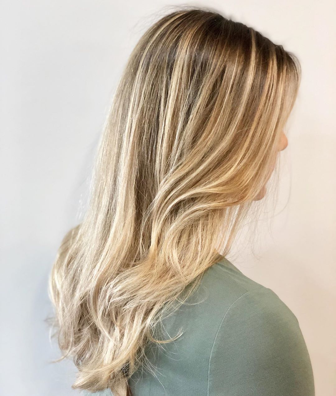 mèches blond cendré clair sur cheveux bruns