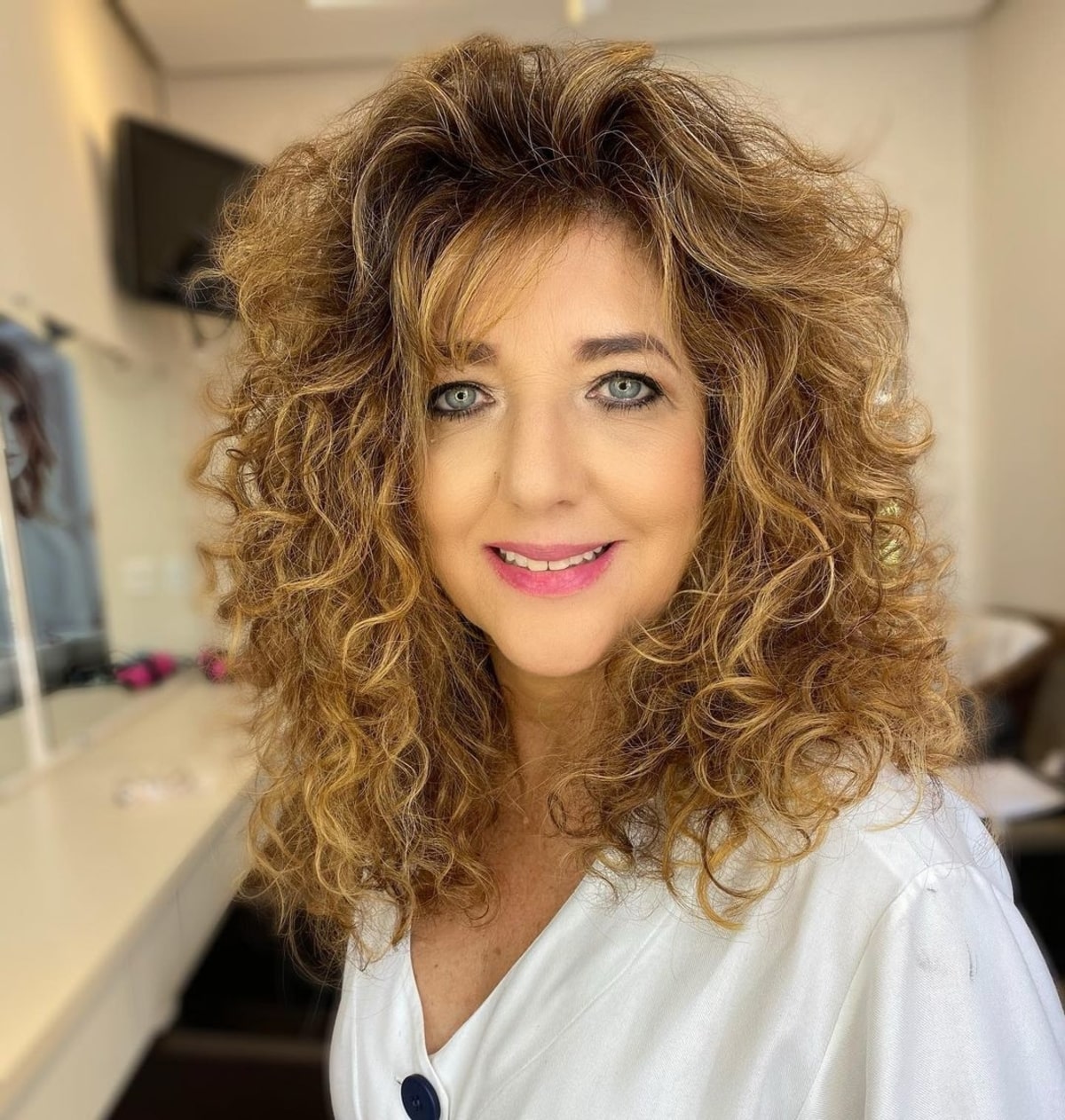 Cheveux bouclés et dégradés pour les femmes plus âgées