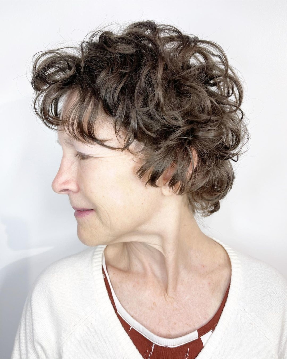 Pixie frisé avec des couches pour les femmes de plus de 70 ans