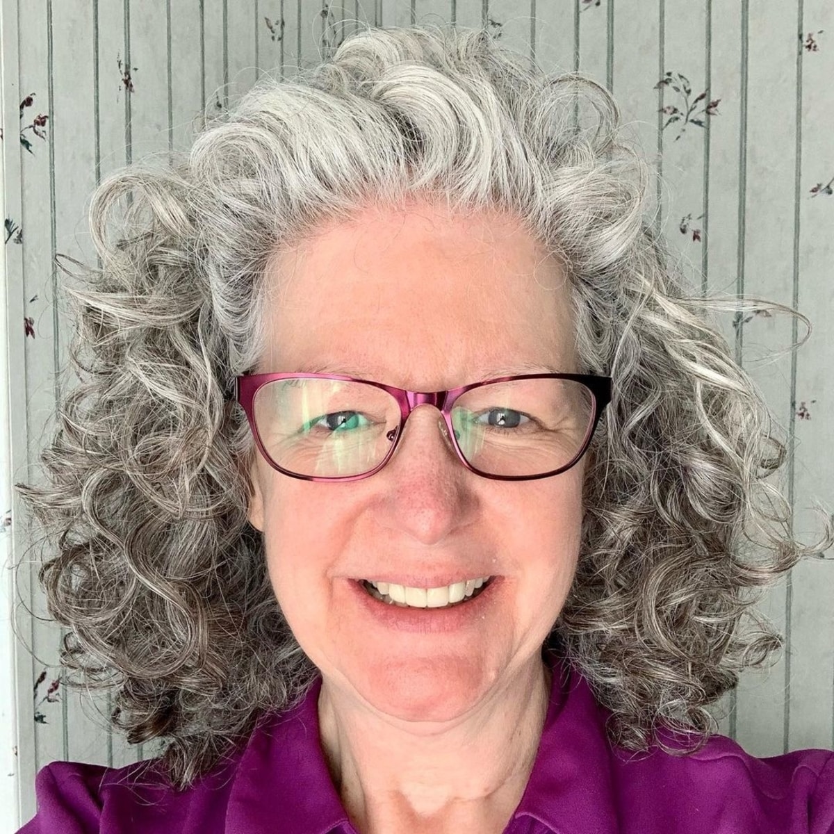 Cheveux dégradés et boucles pour les femmes de plus de 50 ans.