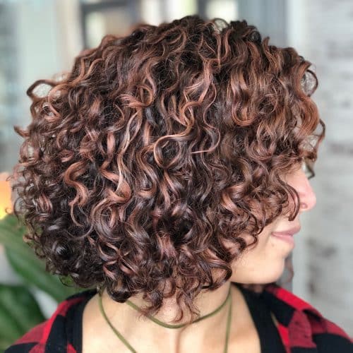 Cheveux bouclés courts et dégradés stylisés