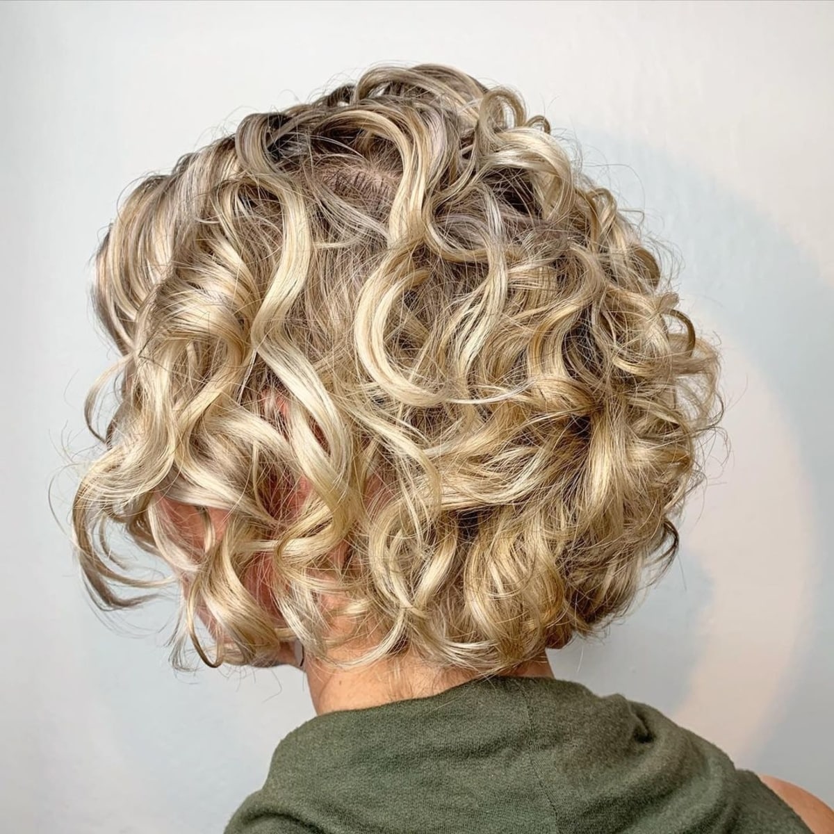 Cute before and after curly bob with layering (en anglais)