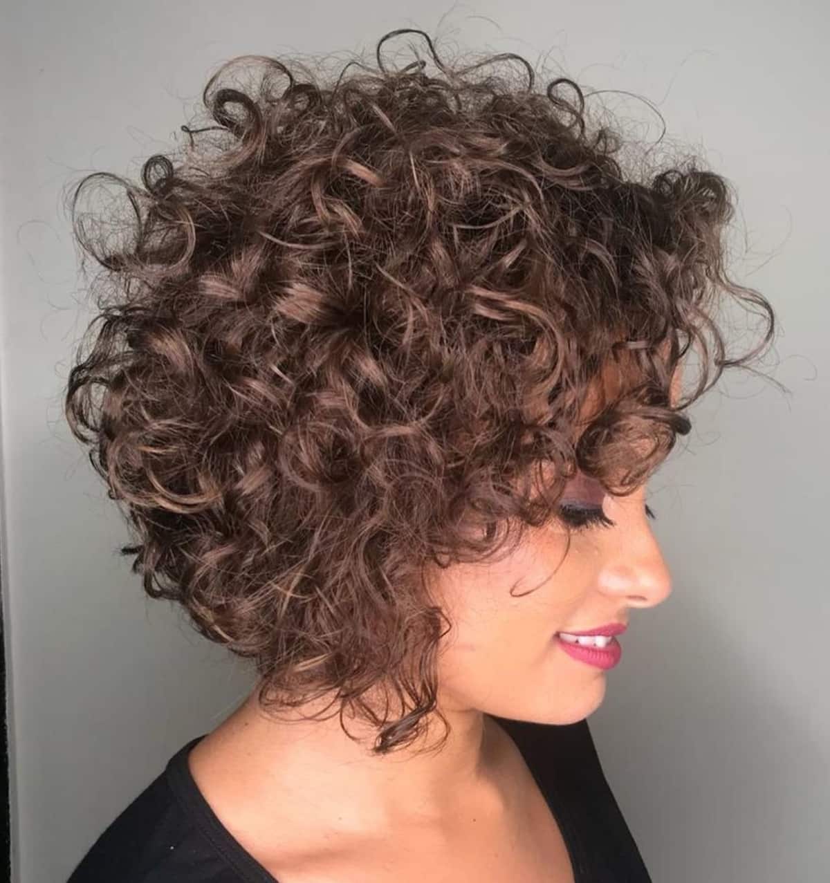 Bob inversé pour cheveux épais et bouclés.