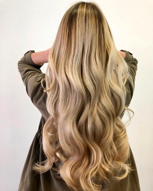 Magnifique cheveux blonds longs ondulés