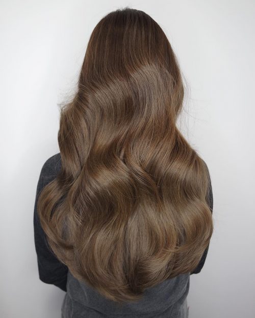 Cheveux bruns longs et ondulés avec du volume