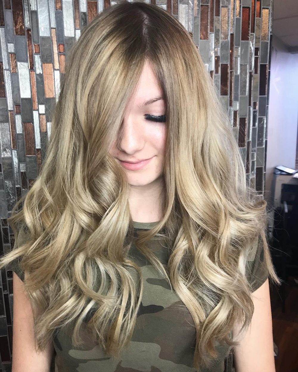 Coiffure boucles lisses et ébouriffées