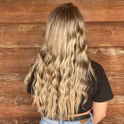 cheveux longs avec des vagues de plage