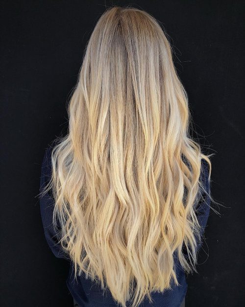cheveux longs avec des vagues naturelles