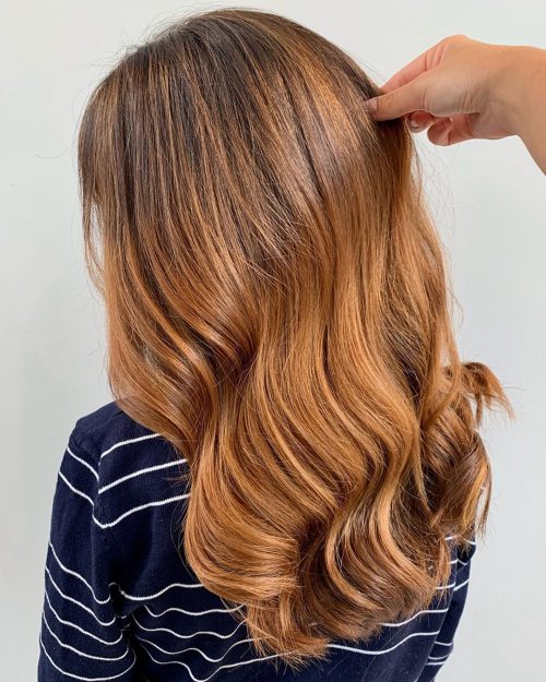 cheveux longs légèrement ondulés