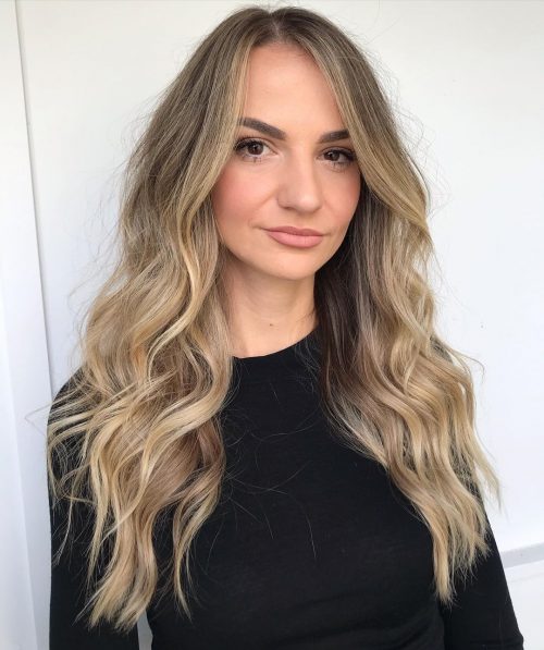 cheveux longs texturés et ondulés
