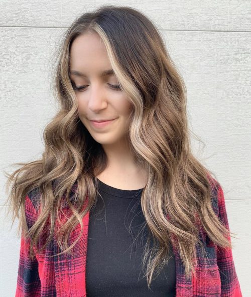 cheveux longs ondulés et désordonnés