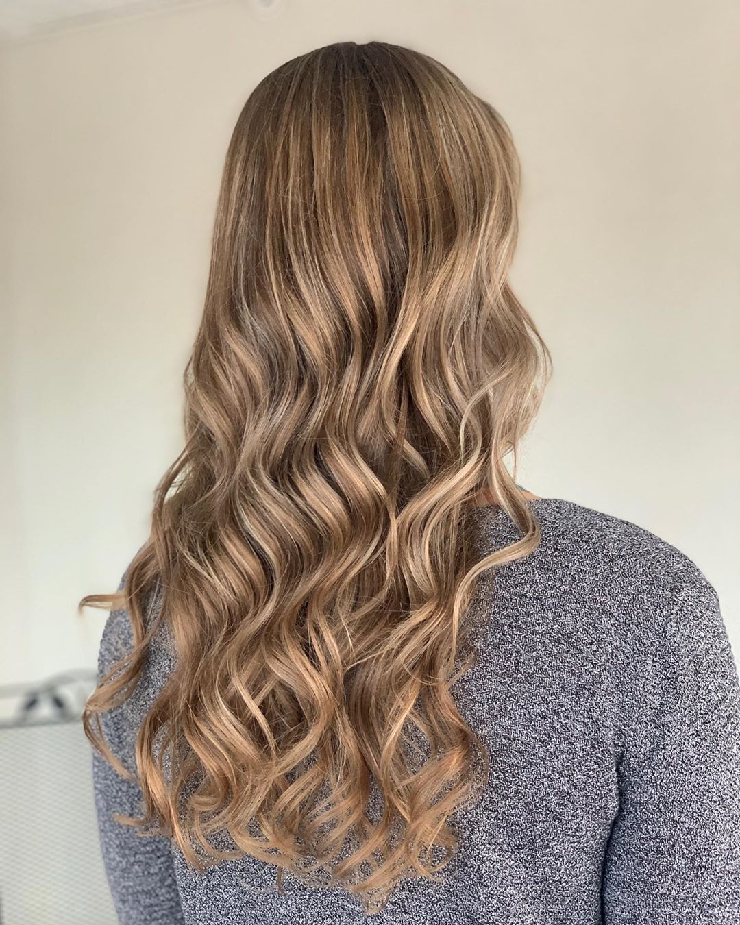 Mèches beiges sur cheveux blond foncé
