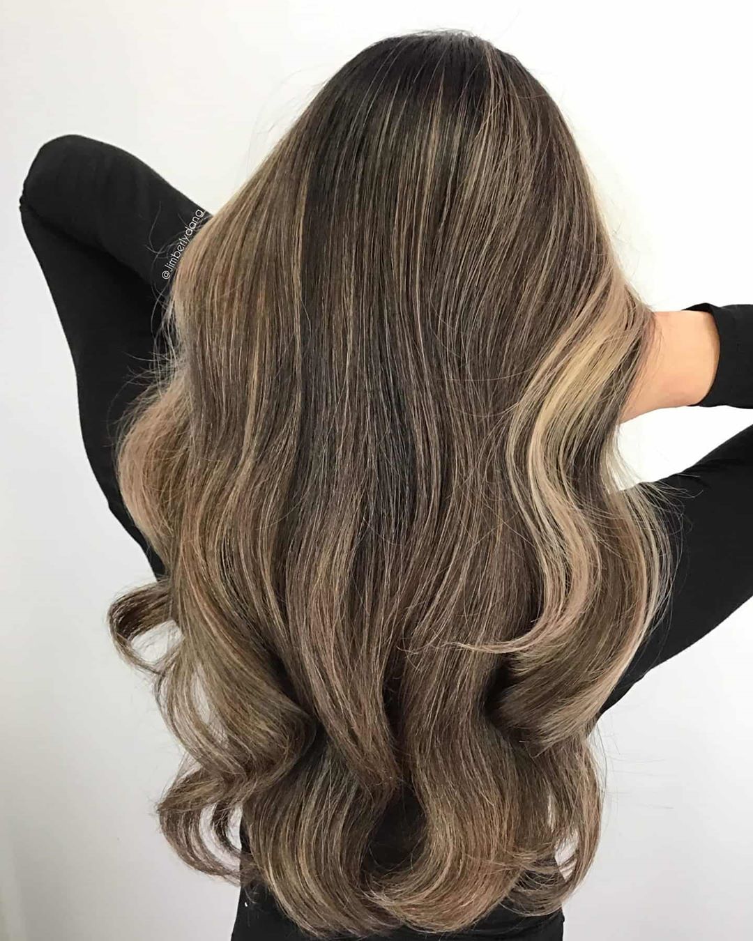Cheveux foncés avec des mèches blondes beiges