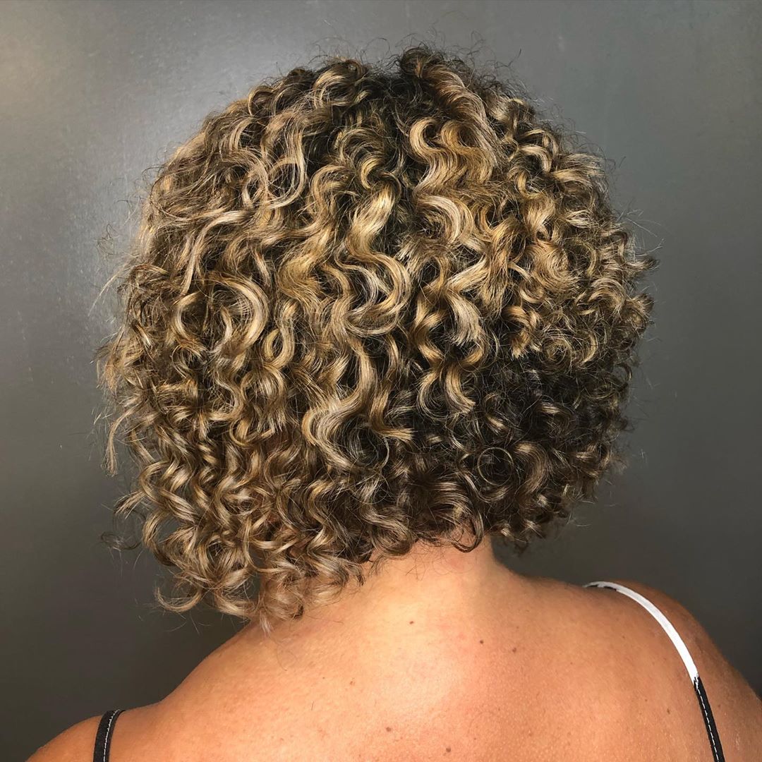 Cheveux blonds beiges bouclés