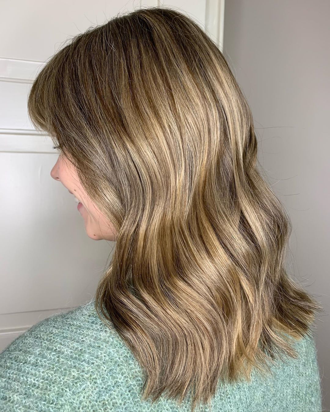 Mèches basses beiges sur cheveux blonds