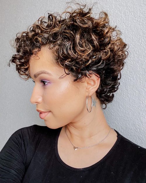 cheveux courts modernes et bouclés