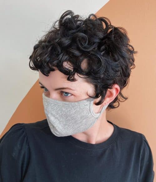 pixie court et bouclé