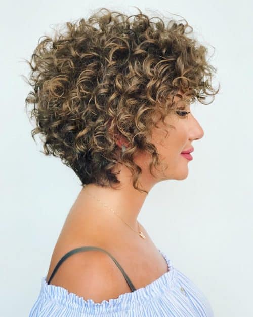 cheveux courts et bouclés modernes