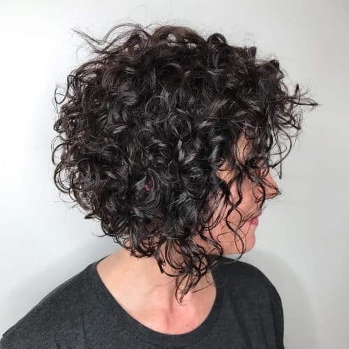 coupe bouclée courte à moyenne