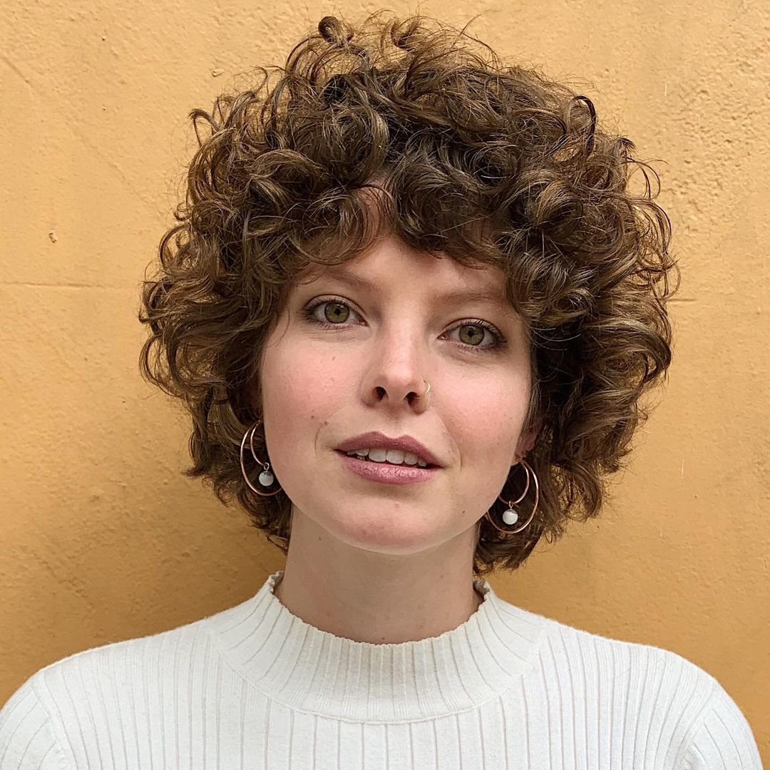 Jolis cheveux bouclés avec une frange