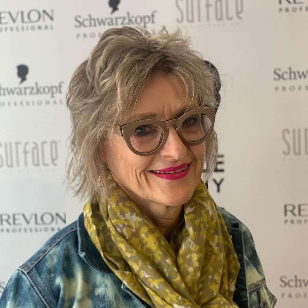La coupe courte avec des lunettes pour les femmes plus âgées
