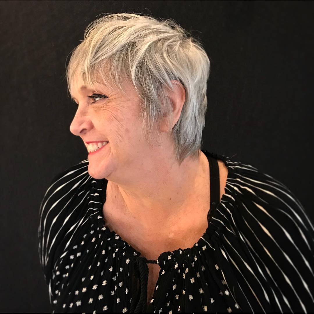 Coupe de cheveux hirsute pour les femmes âgées aux cheveux fins