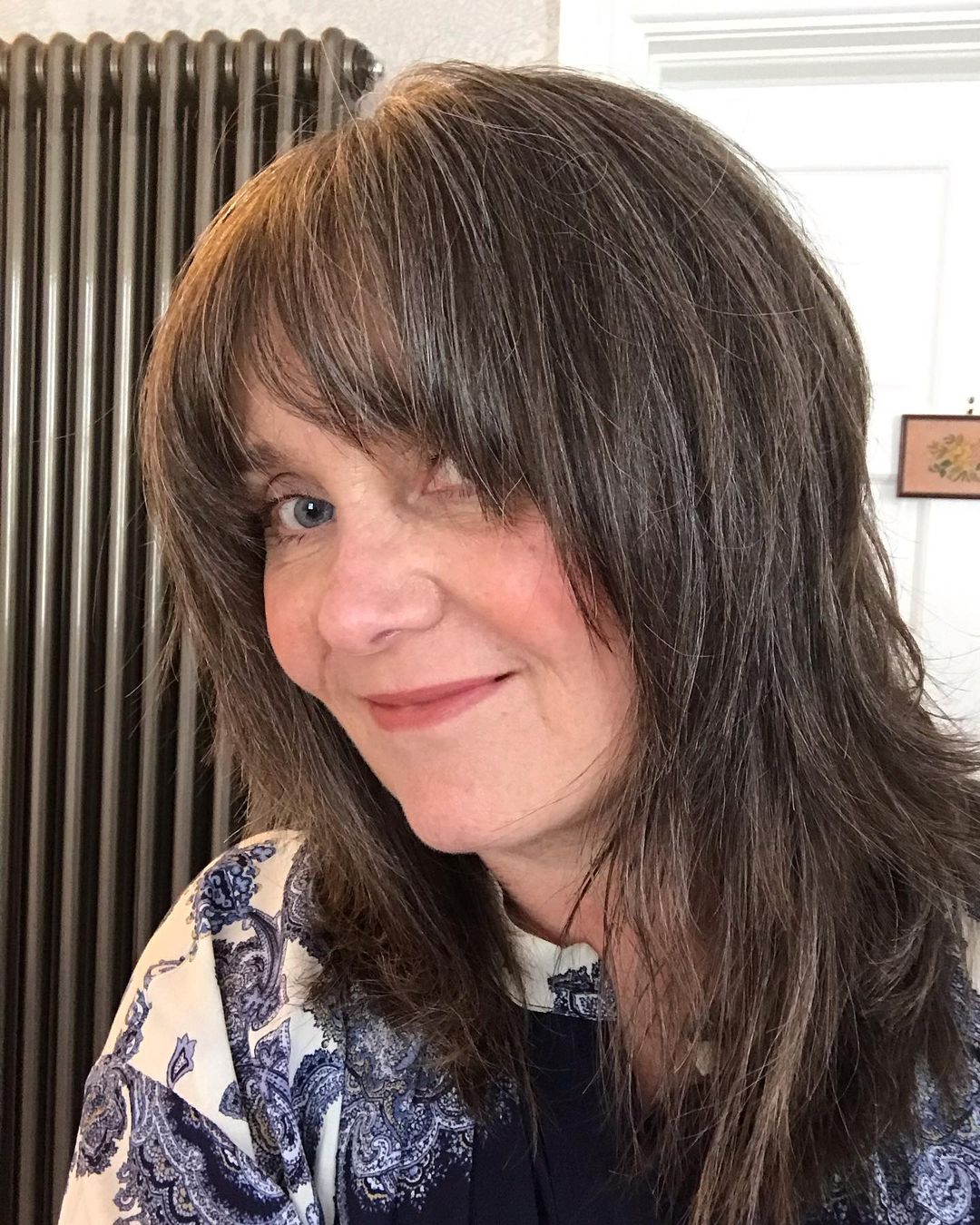 Cheveux crépus avec frange pour les femmes plus âgées