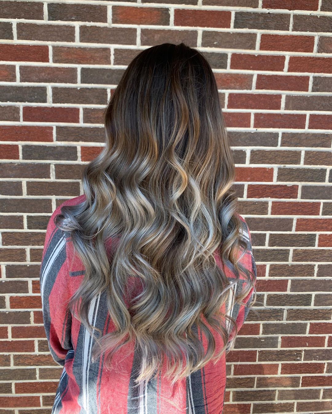 Cheveux blonds argentés caramélisés