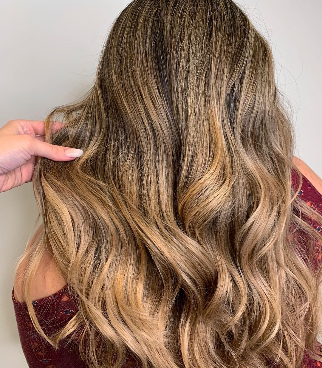 Balayage caramel sur des cheveux blonds beiges
