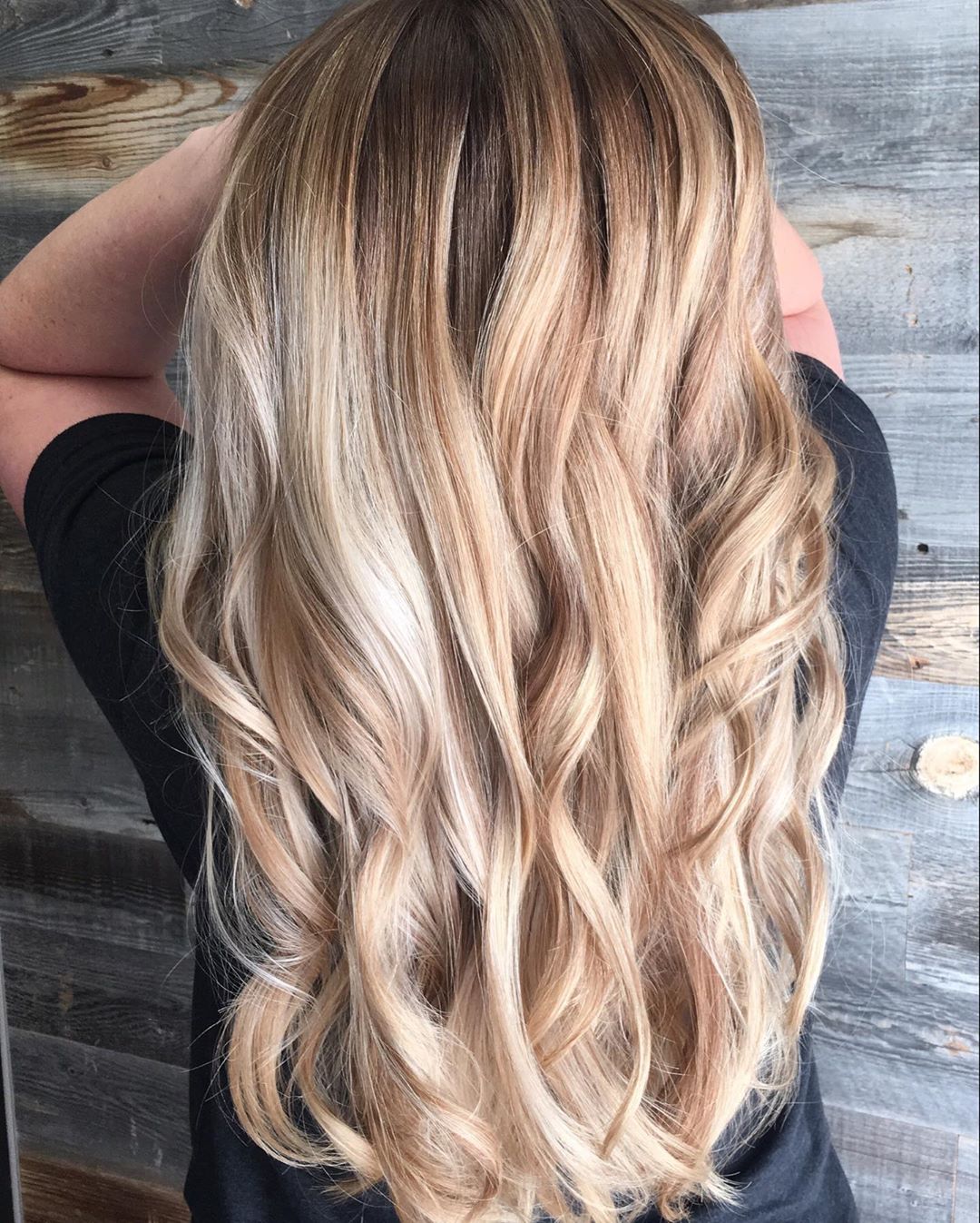 Mèches caramel sur cheveux blonds blancs