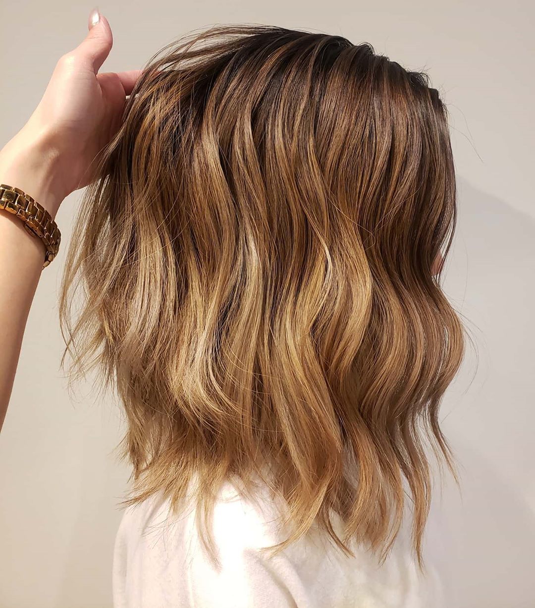 Cheveux caramel foncé et blond sableux