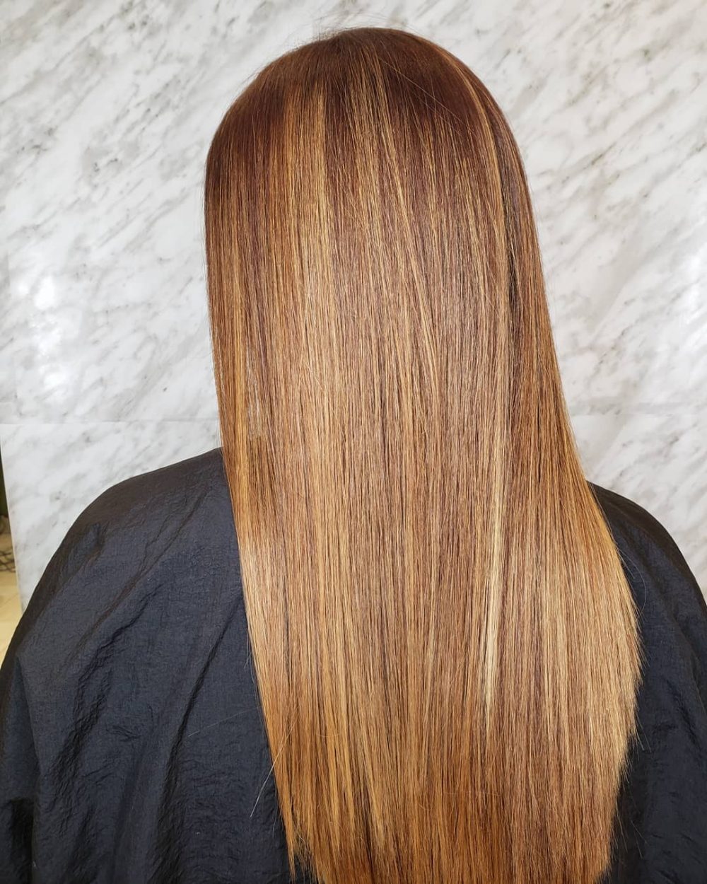 Mèches caramel sur cheveux blond foncé