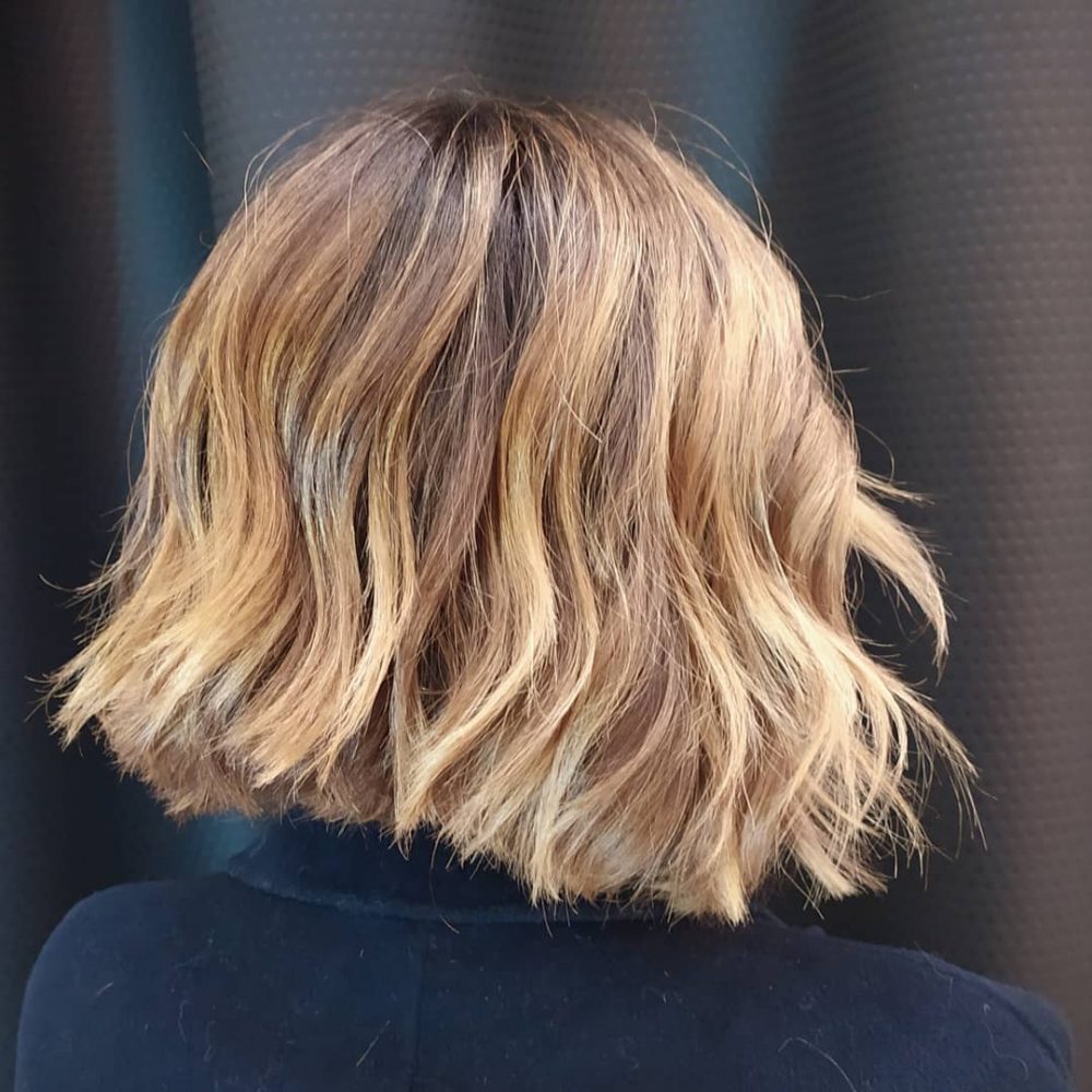 Balayage blond clair caramel court