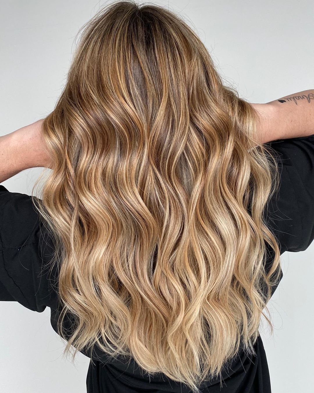 cheveux blond clair avec des reflets caramel