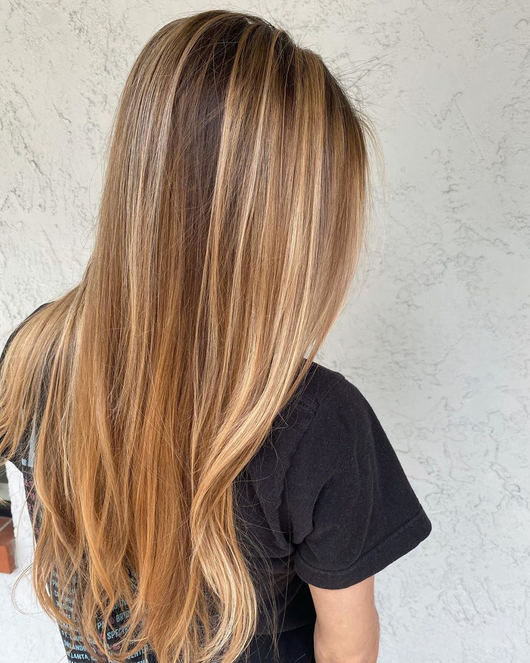 Caramel avec des mèches blond glacé