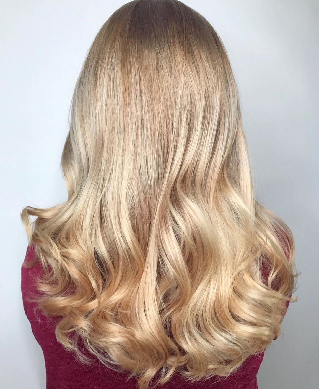 Cheveux blond platine caramel