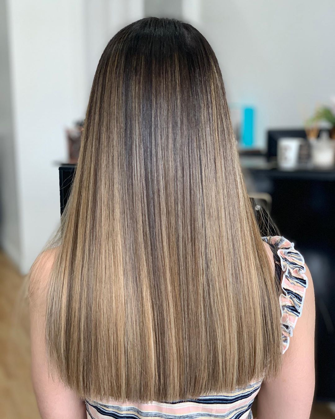 Balayage blond crème caramel sur cheveux foncés